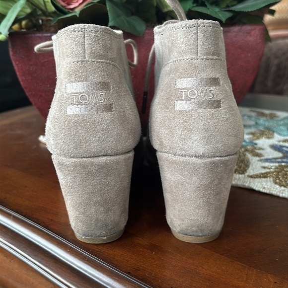 Toms Genuine Suede Desert Wedge Ankle Bootie Neutral Lace Up Rounded Toe Boots - Picture 3 of 16